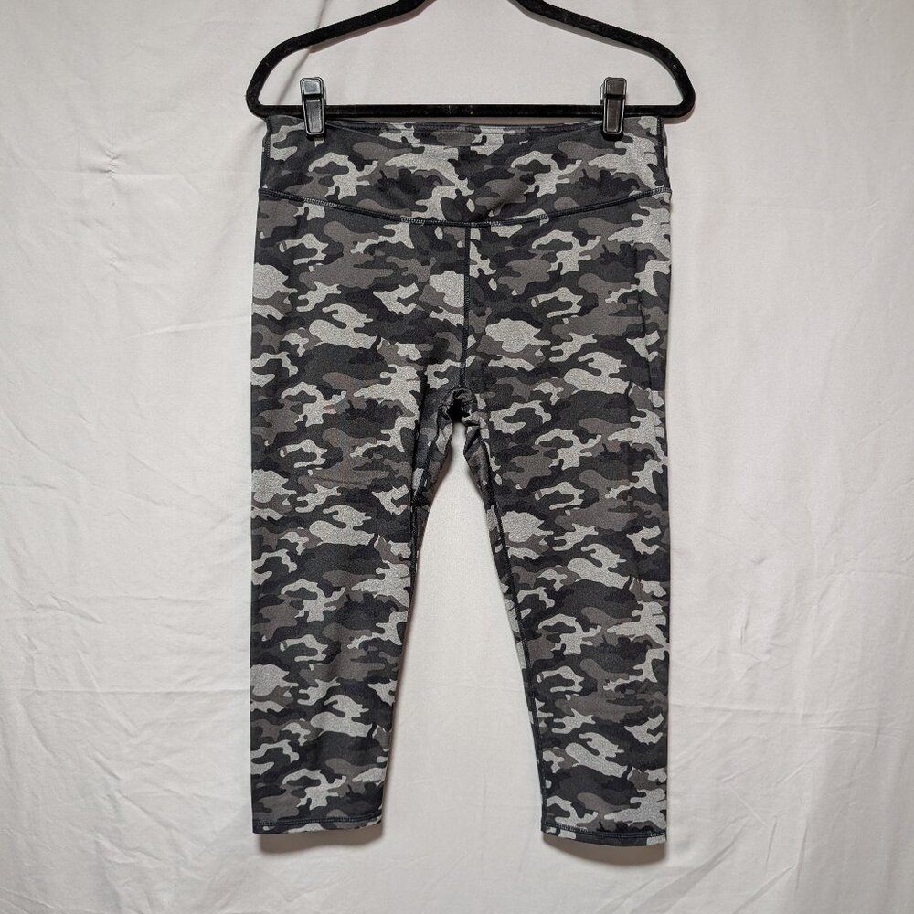 Fabletics Gray Black Camo Capri Crop Length High Waist Leggings Women's Large